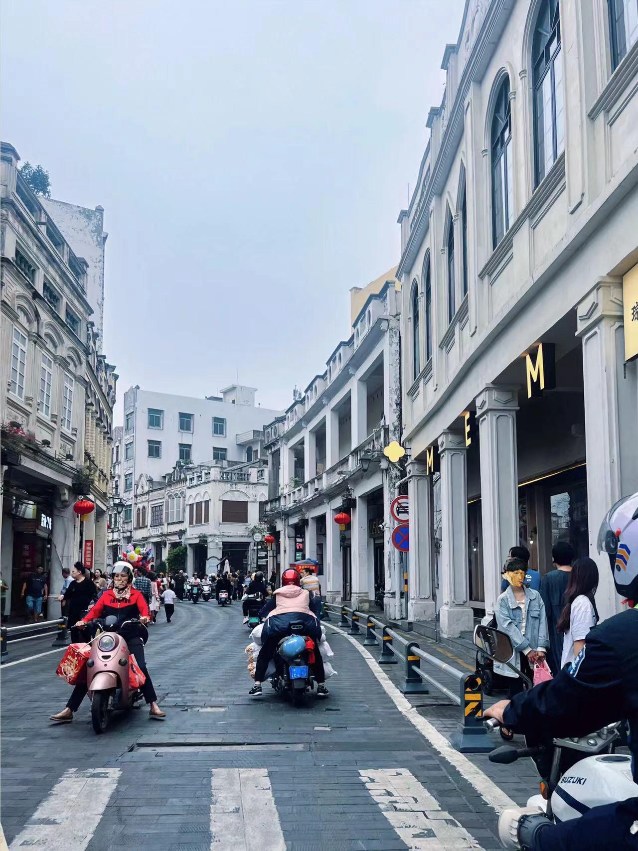 骑楼老街景点介绍 骑楼,是沿着海上丝绸之路,东西方文化交流的结晶.