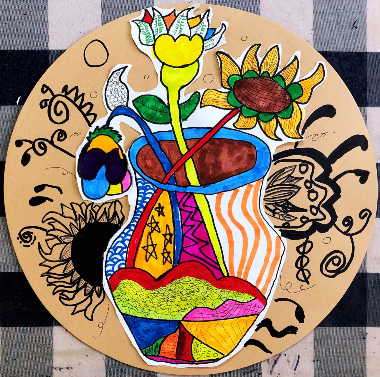 7-9岁儿童创意画——《花瓶与花线描装饰画》 【绘画材料】8开素描纸