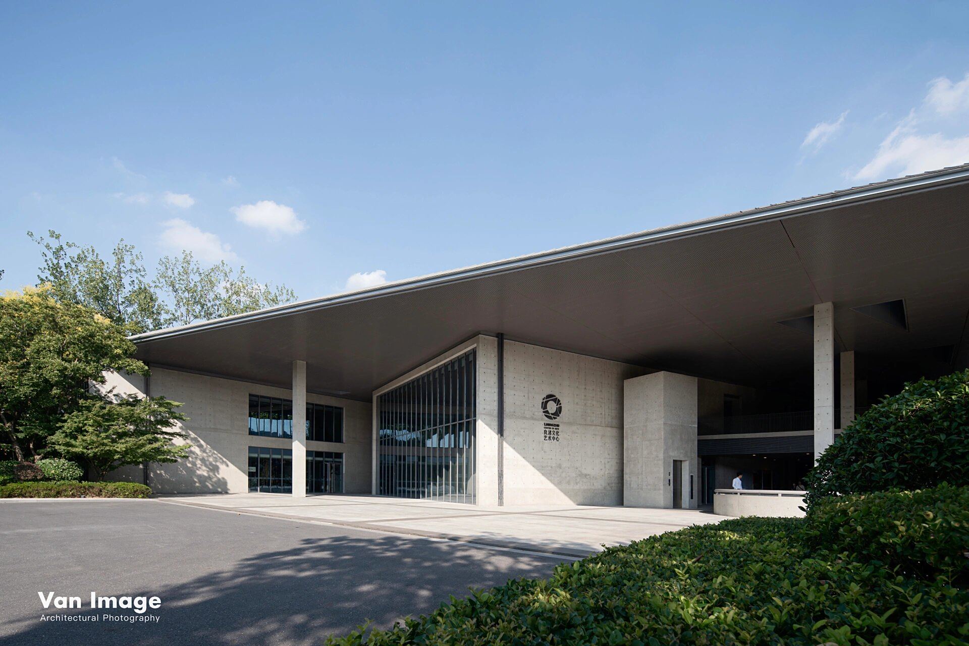 安藤忠雄 良渚文化艺术中心 安藤的良渚文化艺术中心 一个大屋顶下几