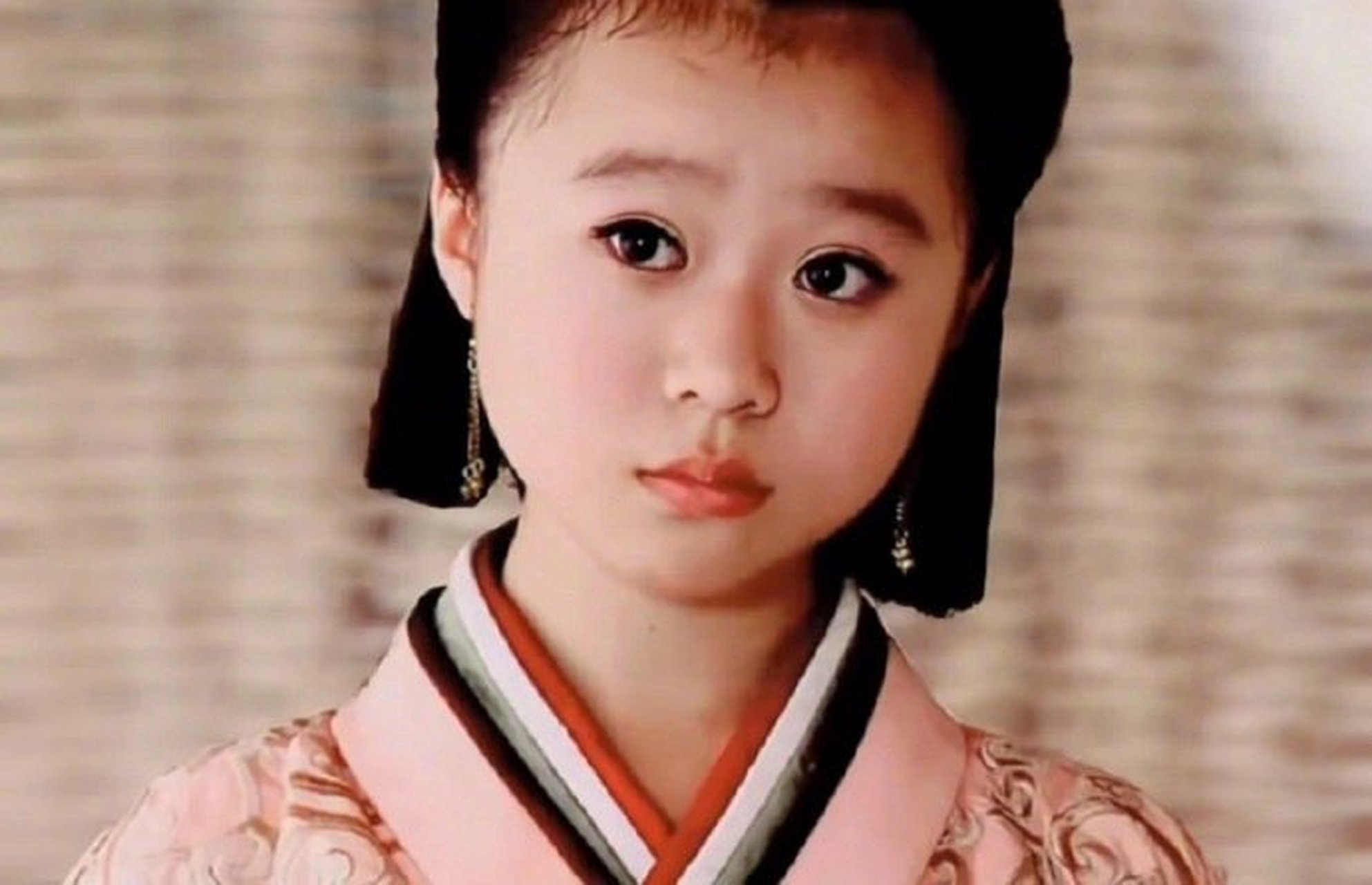 《美人心计》里的小张嫣原来还在拍戏,长得比小时候更加精致了 ,越想