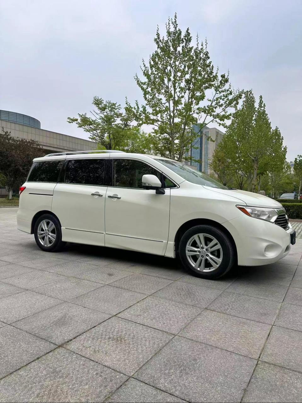 进口尼桑贵士sl,7座豪华商务车,移动大沙发,3.