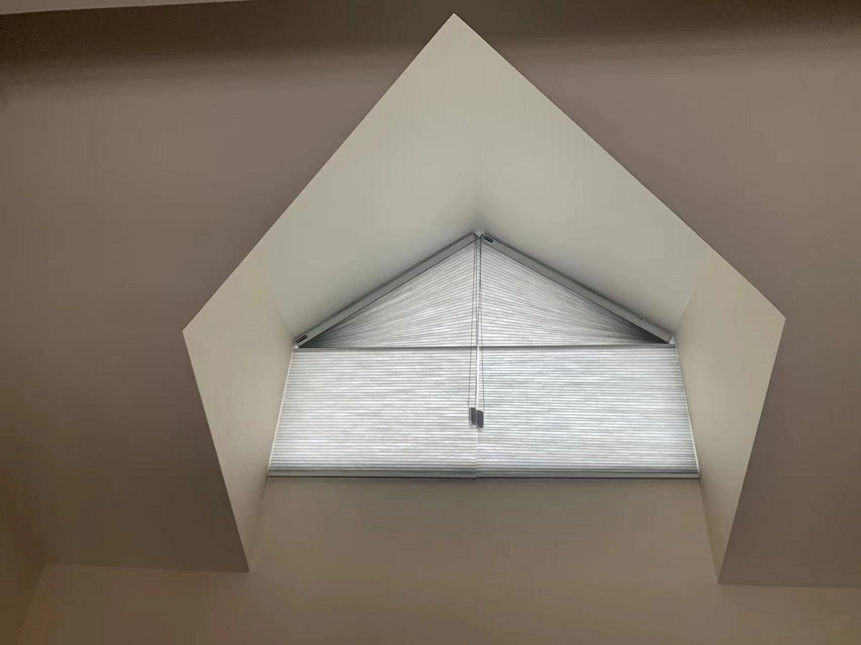 蜂巢帘——异形窗解决方案.