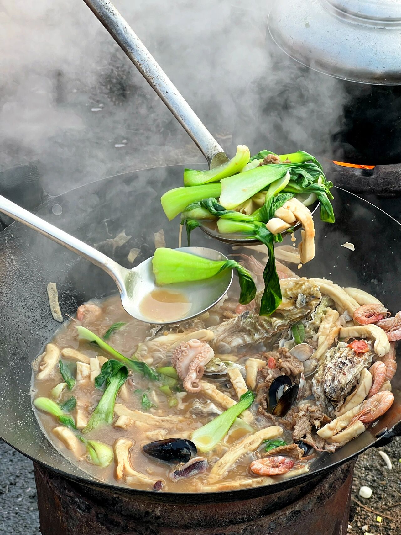 农历逢四逢九人山人海的泊里大集 明星美食之一是羊肉汤 之二就是是