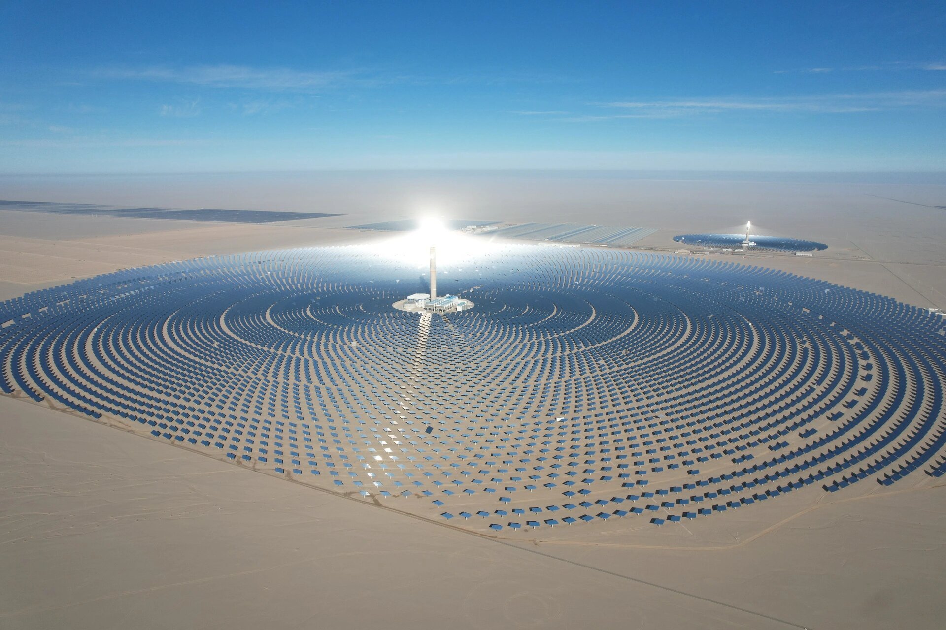 左滑解锁敦煌熔盐塔式光热发电站 看到了在飞机上的一个小点点 太喜欢