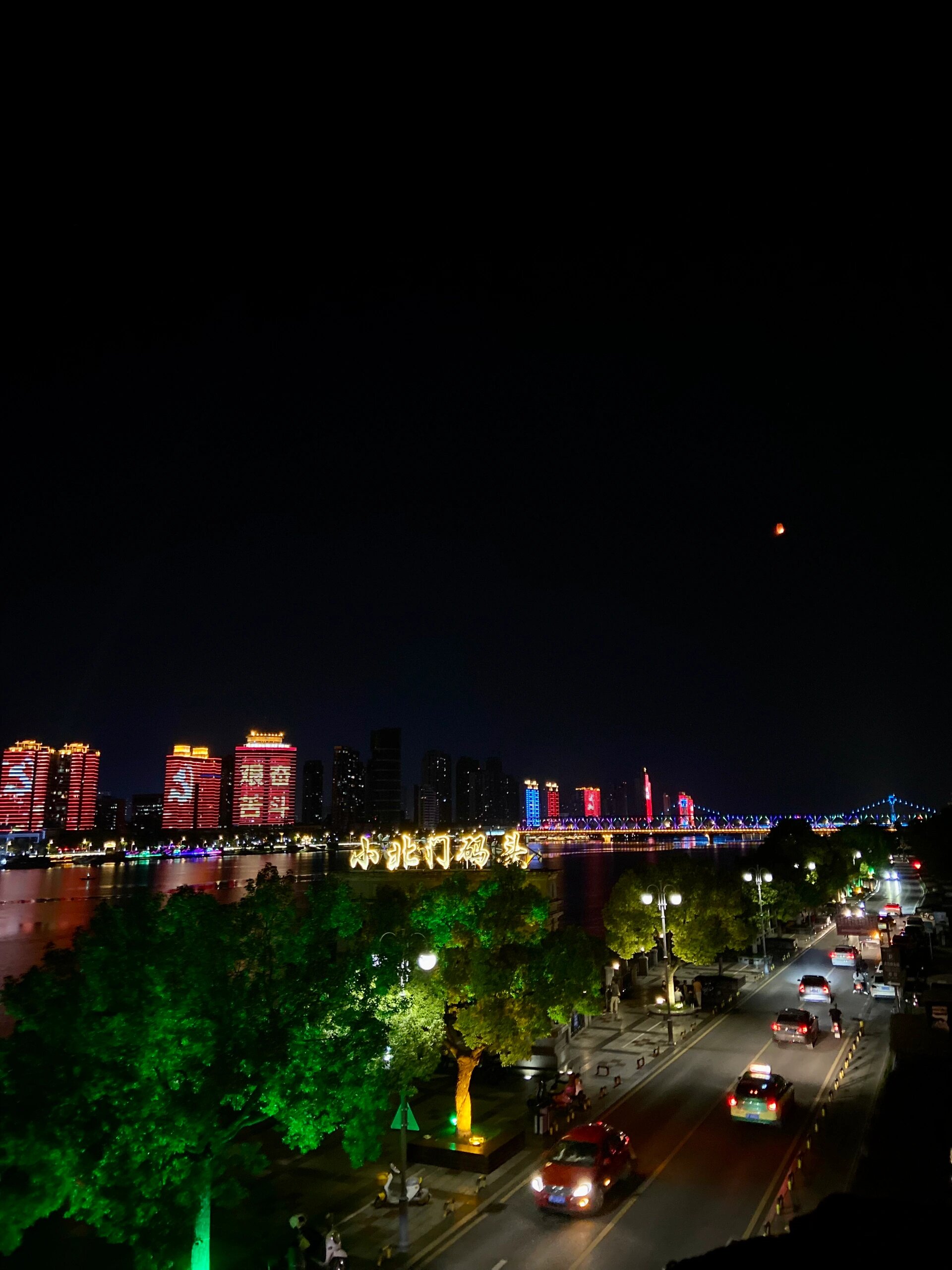 襄阳晚上逛北街-古城墙