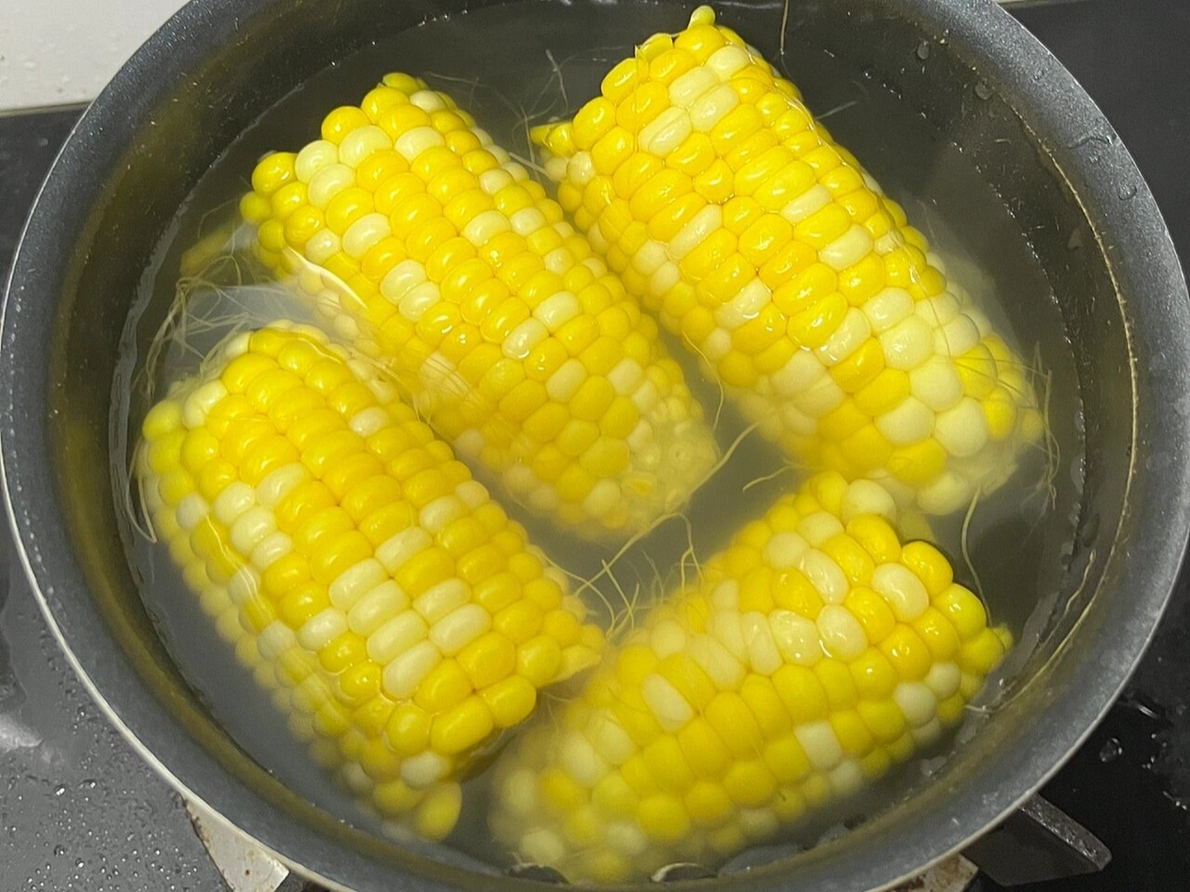 零失败 水煮玉米 玉米叶子和玉米须(少量)洗干净放清水里, 煮沸,放