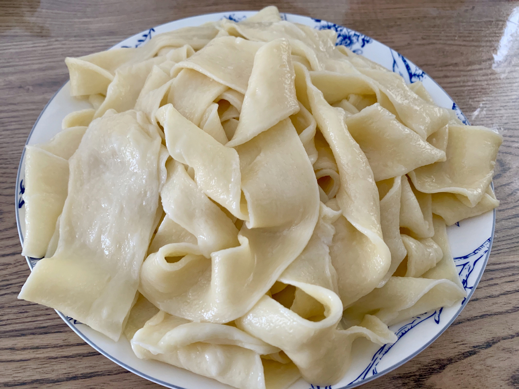 手把手教你做大碗宽面 …… 	 宽面,也叫裤带面,可以用来做大盘鸡的