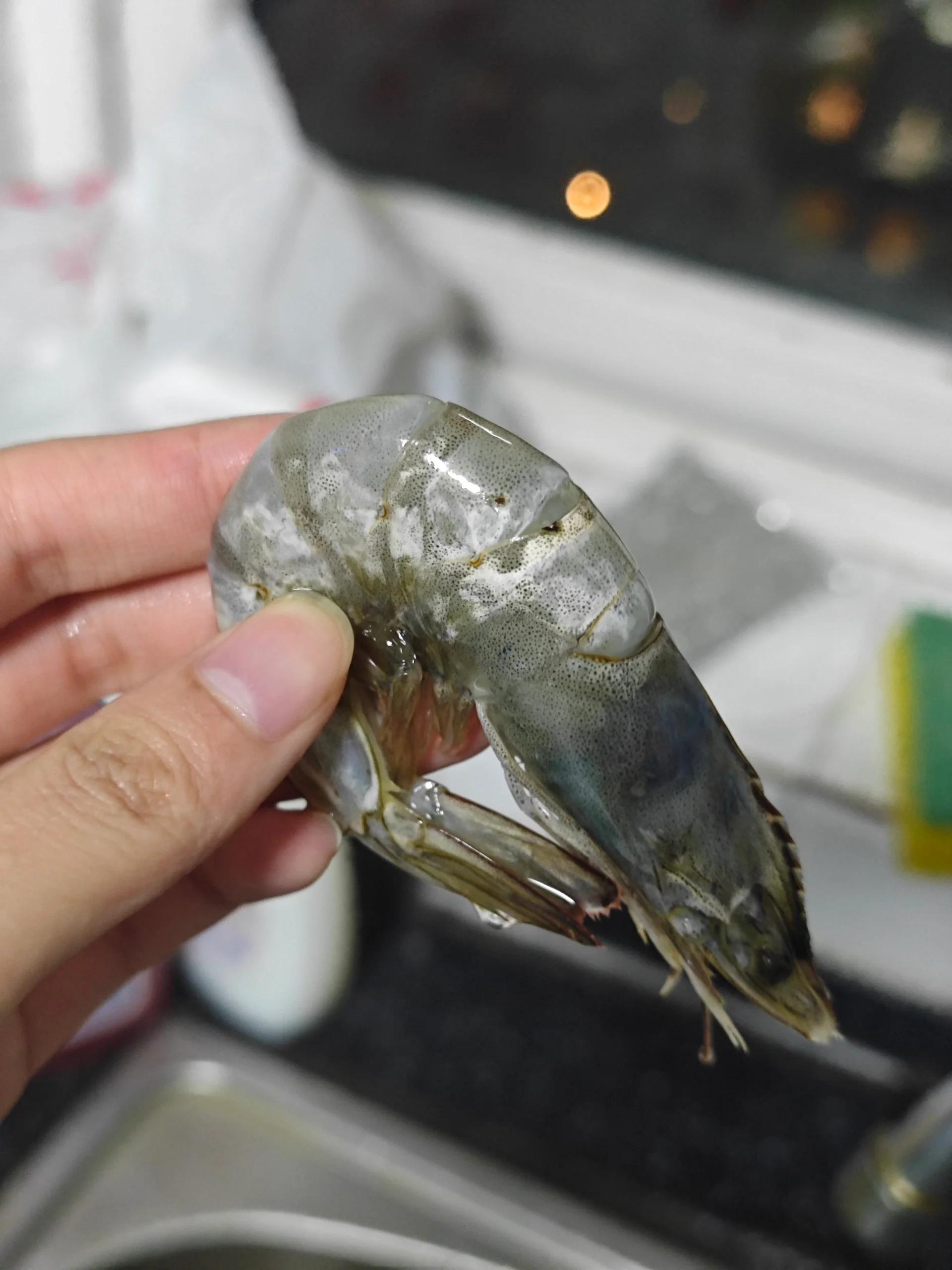 虾冻了一两个月发白了能吃吗?