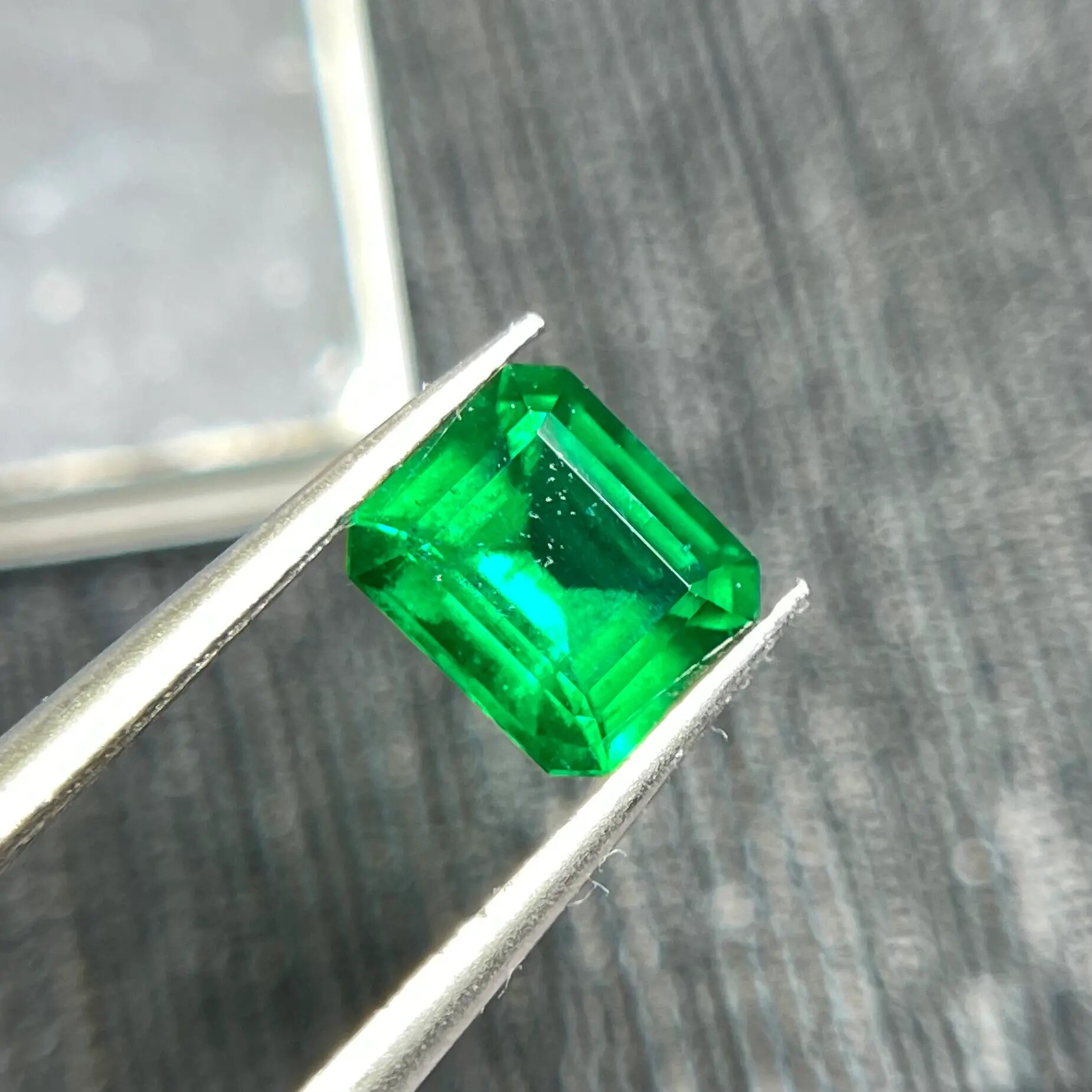 沃顿绿祖母绿裸石,1 克拉的台面,尺寸详见证书,吉尔德证书,晶体在