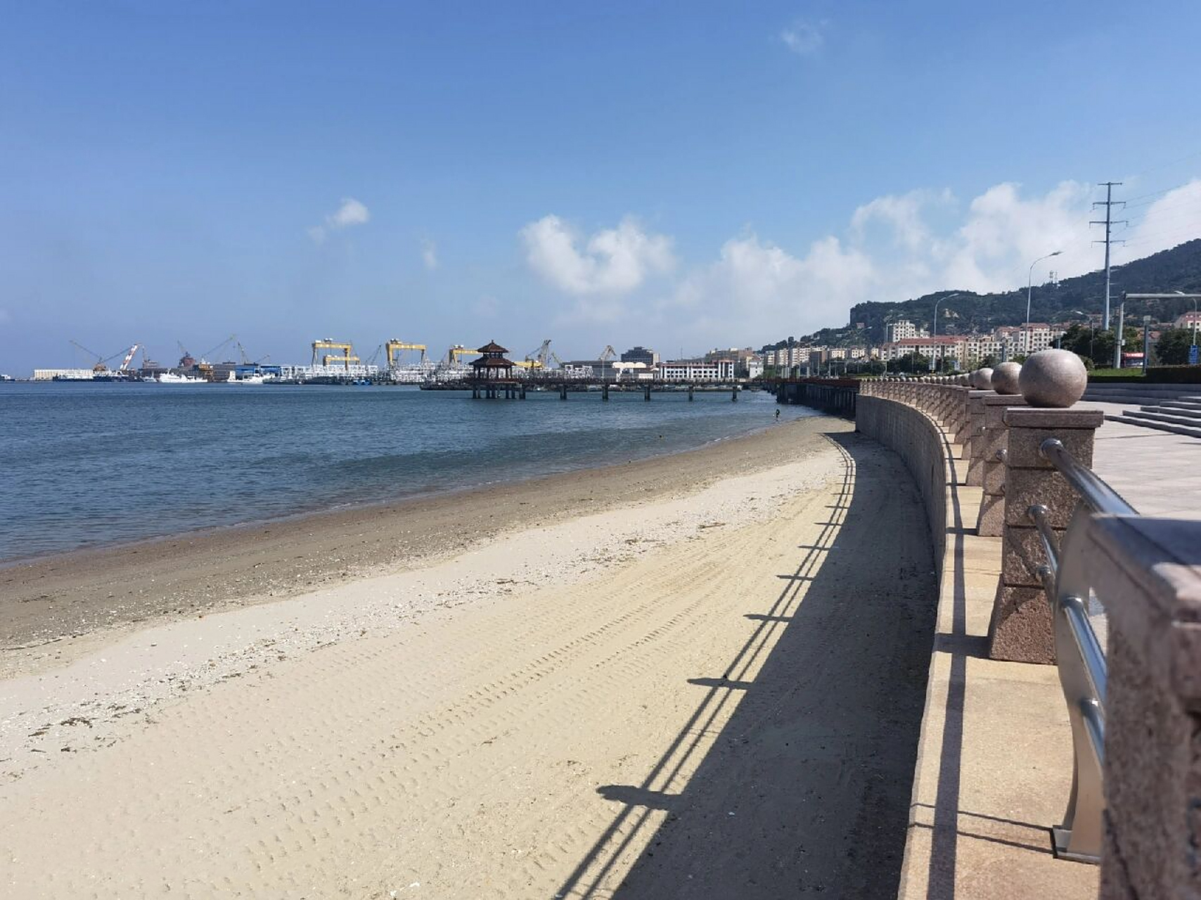 威海荣成石岛滨海公园 这是一个没开发完全的小镇,海很清人很少,马路