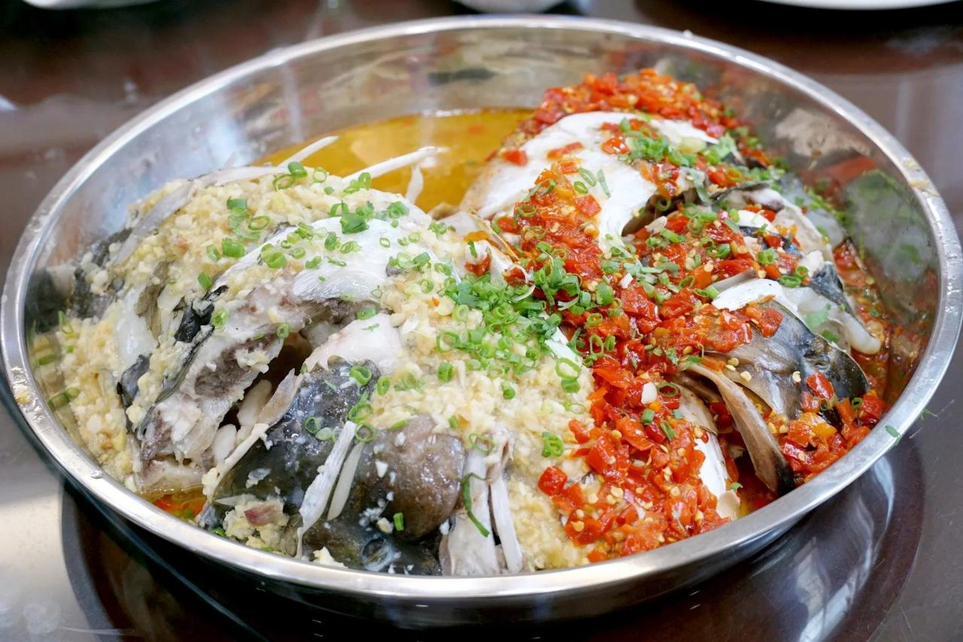 来河源万绿湖,一定要品尝上一桌色香俱全,味道鲜美的全鱼宴,才不虚此