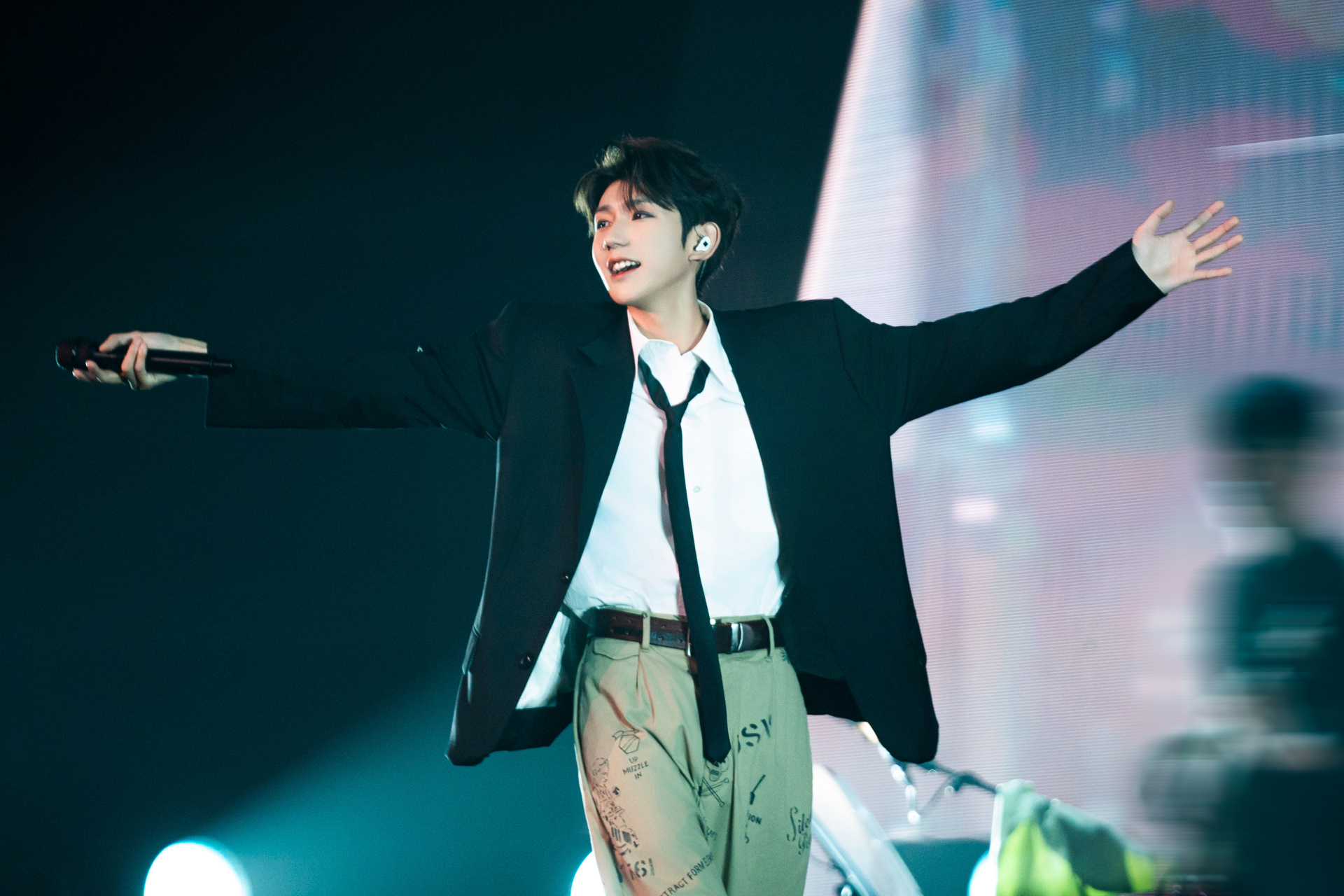 王源客厅狂欢巡演# 镶嵌流萤的锚,要去往哪片潮汐?