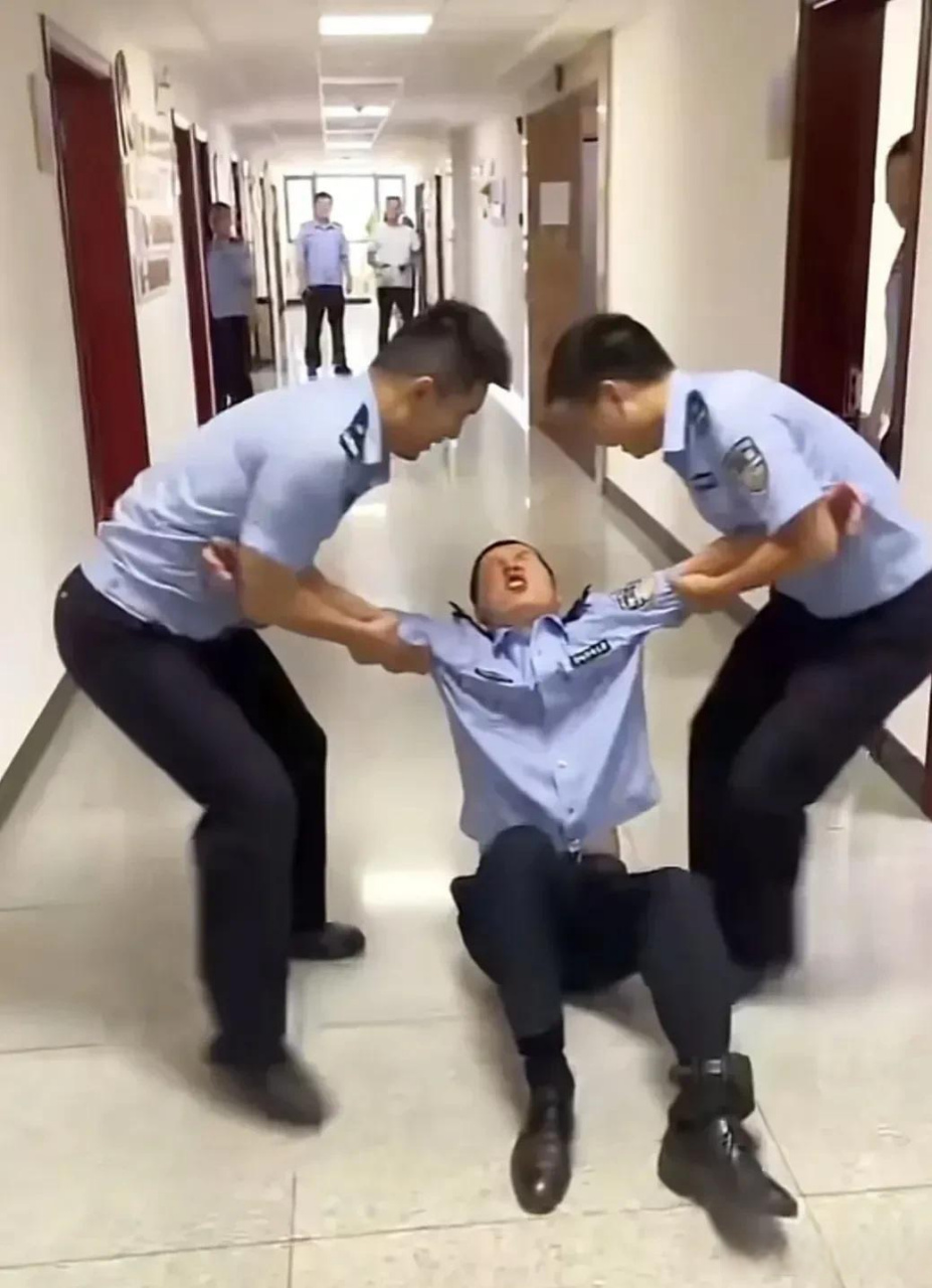 湖北十堰民警体验电子脚镣的新闻火了,以前也听说过,也见嫌疑人戴过