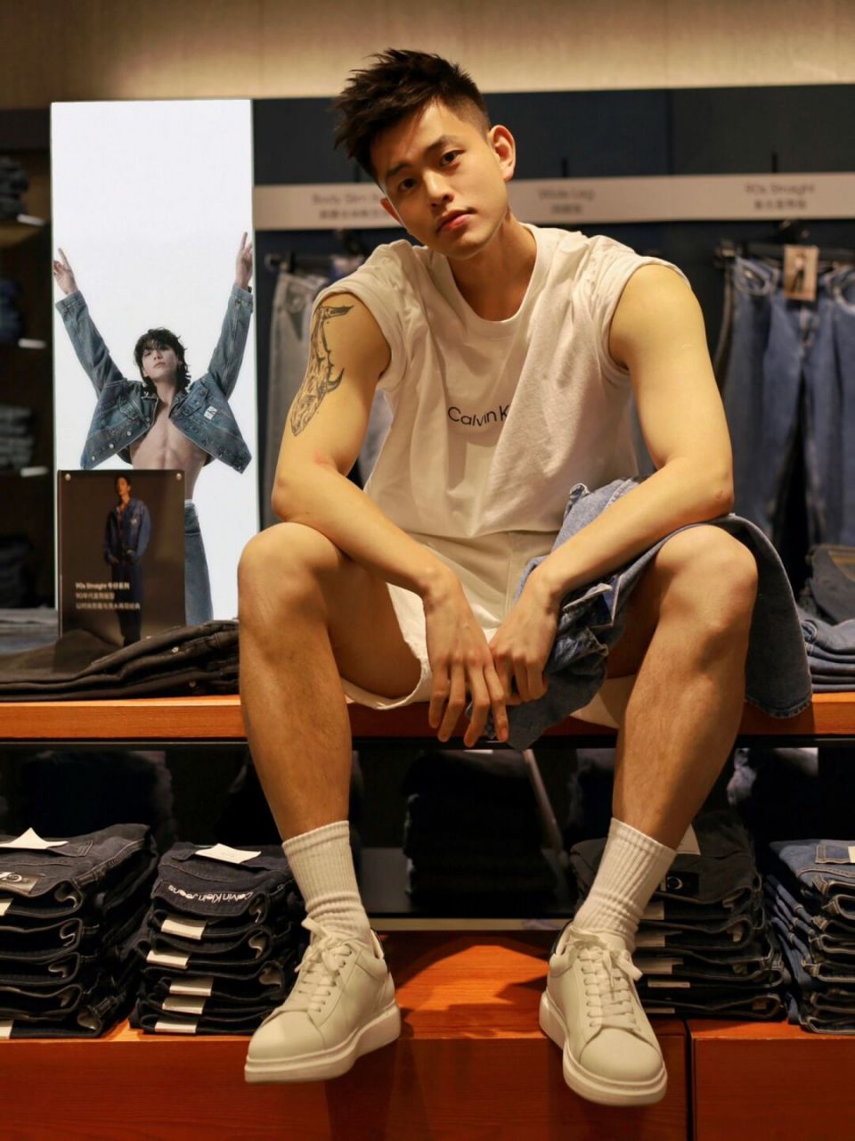 在ck偶遇田柾国 路过ck被橱窗的海报吸引了,ck真的很会找代言,忍不住