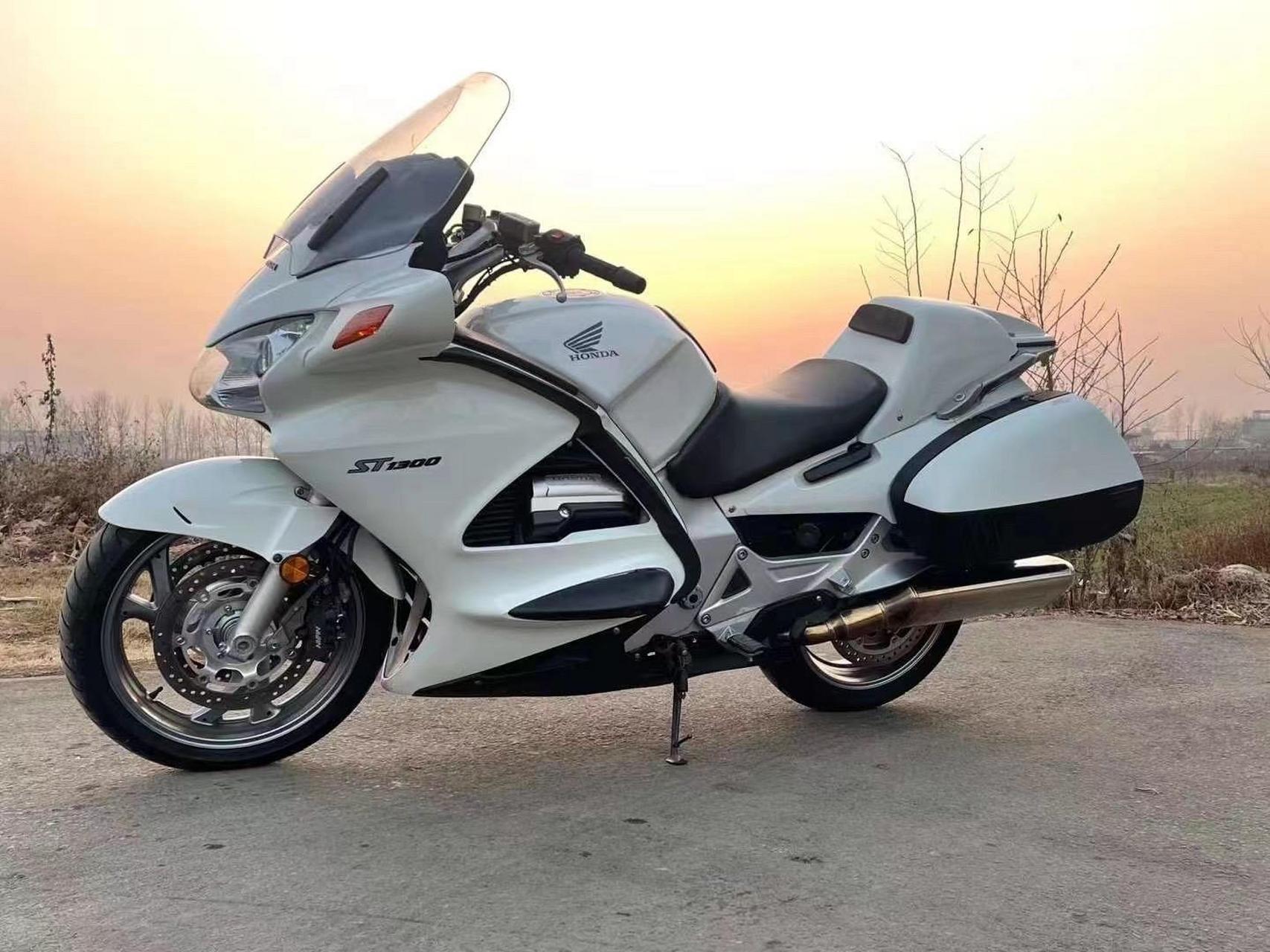 原版原漆极品本田小金翼st1300搭载电喷水冷四缸1300引擎 电动风挡