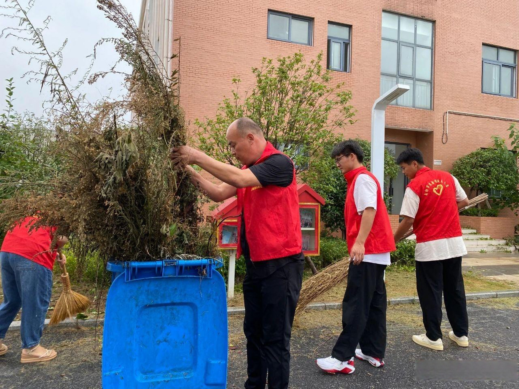 【南阳市宛城区汉冶街道袁庄社区到南阳市实验学校开展校园环境整治和