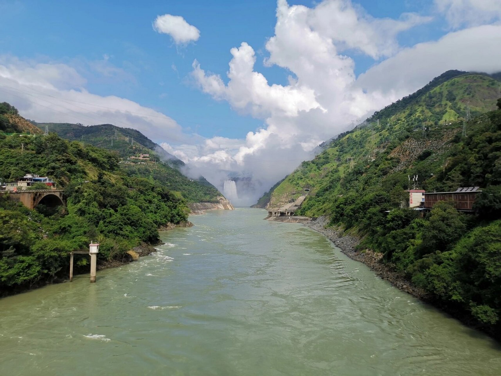 二滩水电站 二滩水电站(地处攀枝花市),是雅砻江流域水电梯级开发的