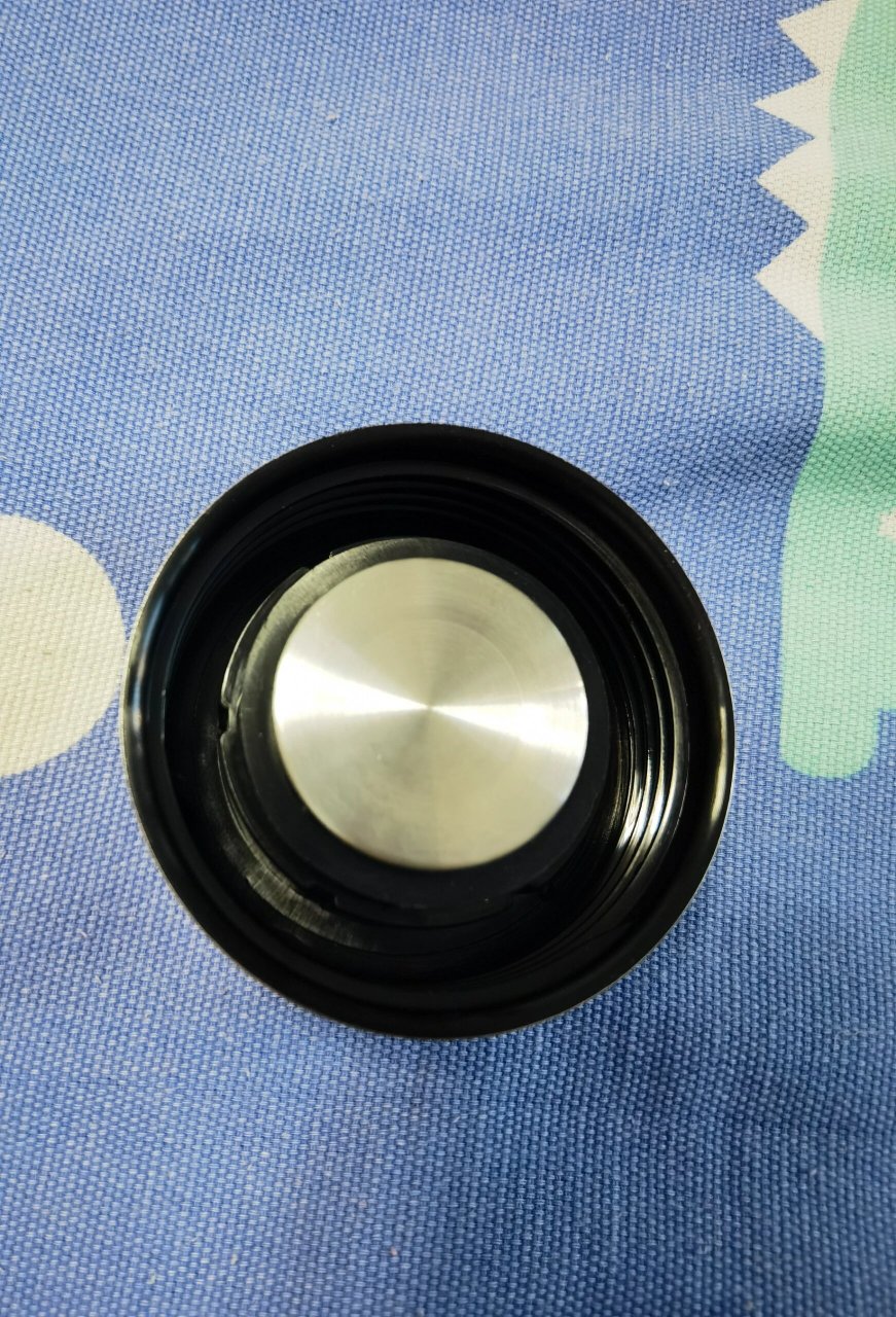 这种保温杯的杯盖怎么换电池? 这种保温杯的杯盖,应该如何换电池呢?