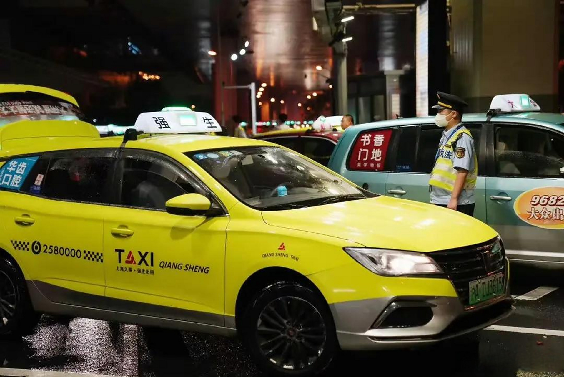 上海虹桥机场和火车站的出租车有人来检查了,6月24日晚,好几个部门