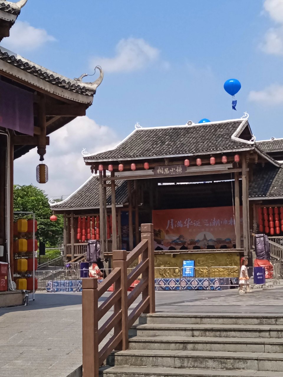 南宁相思小镇(侧门)免费 相思小镇里面大部分都是拍照的人和店,一般10