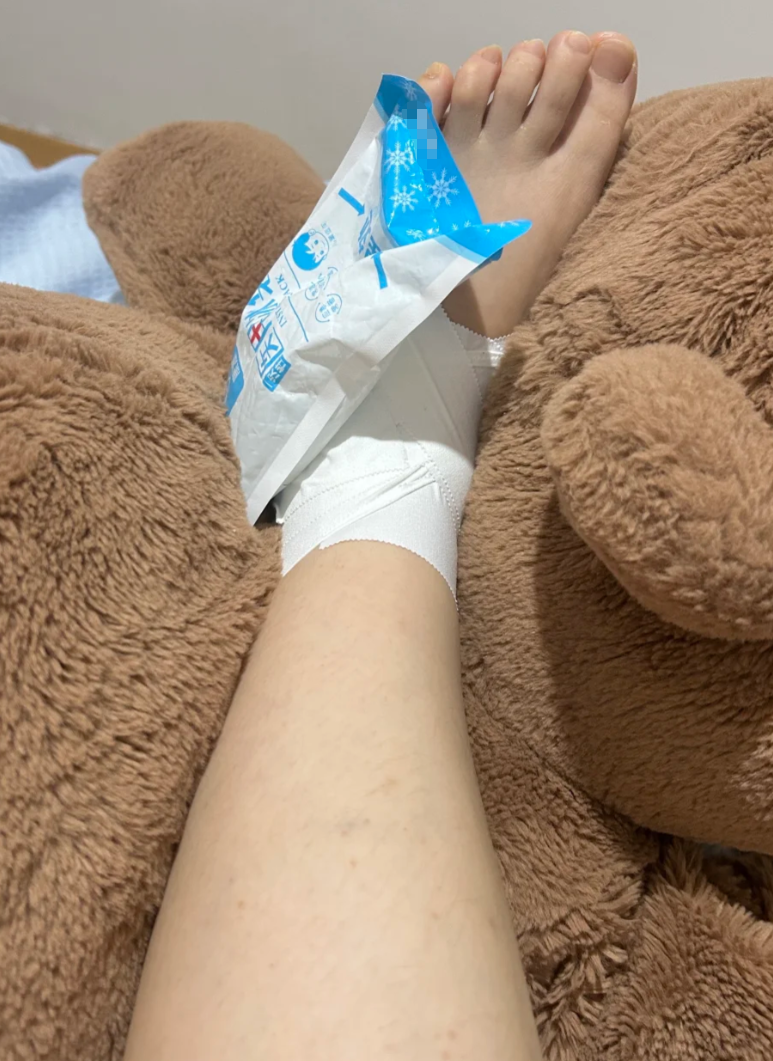 把受伤的脚抬高,比如垫个枕头.这样能帮助血液回流,减轻肿胀和疼痛