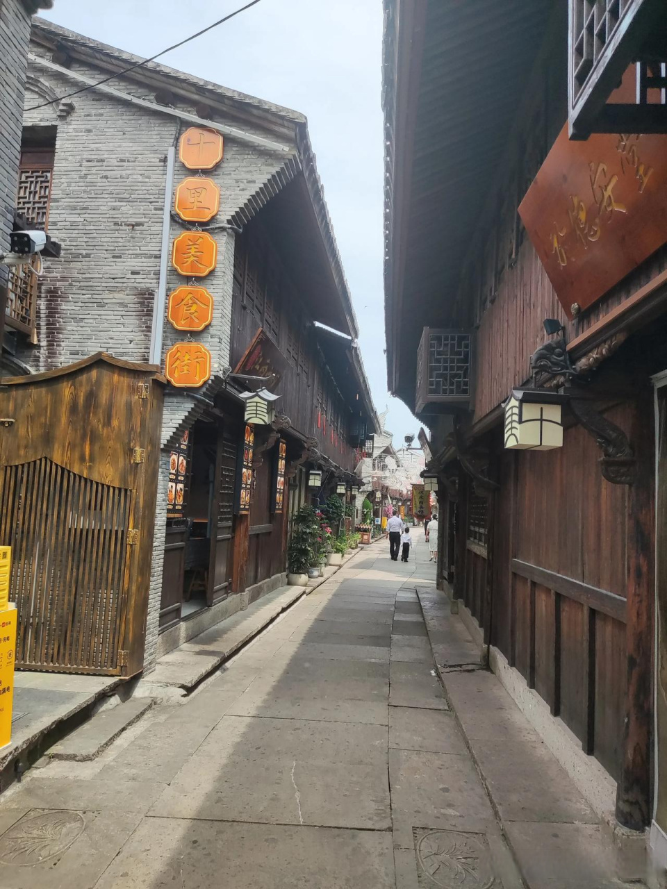 商业的氛围也远超临海紫阳街,是当年台州繁华又热闹的商业大街.