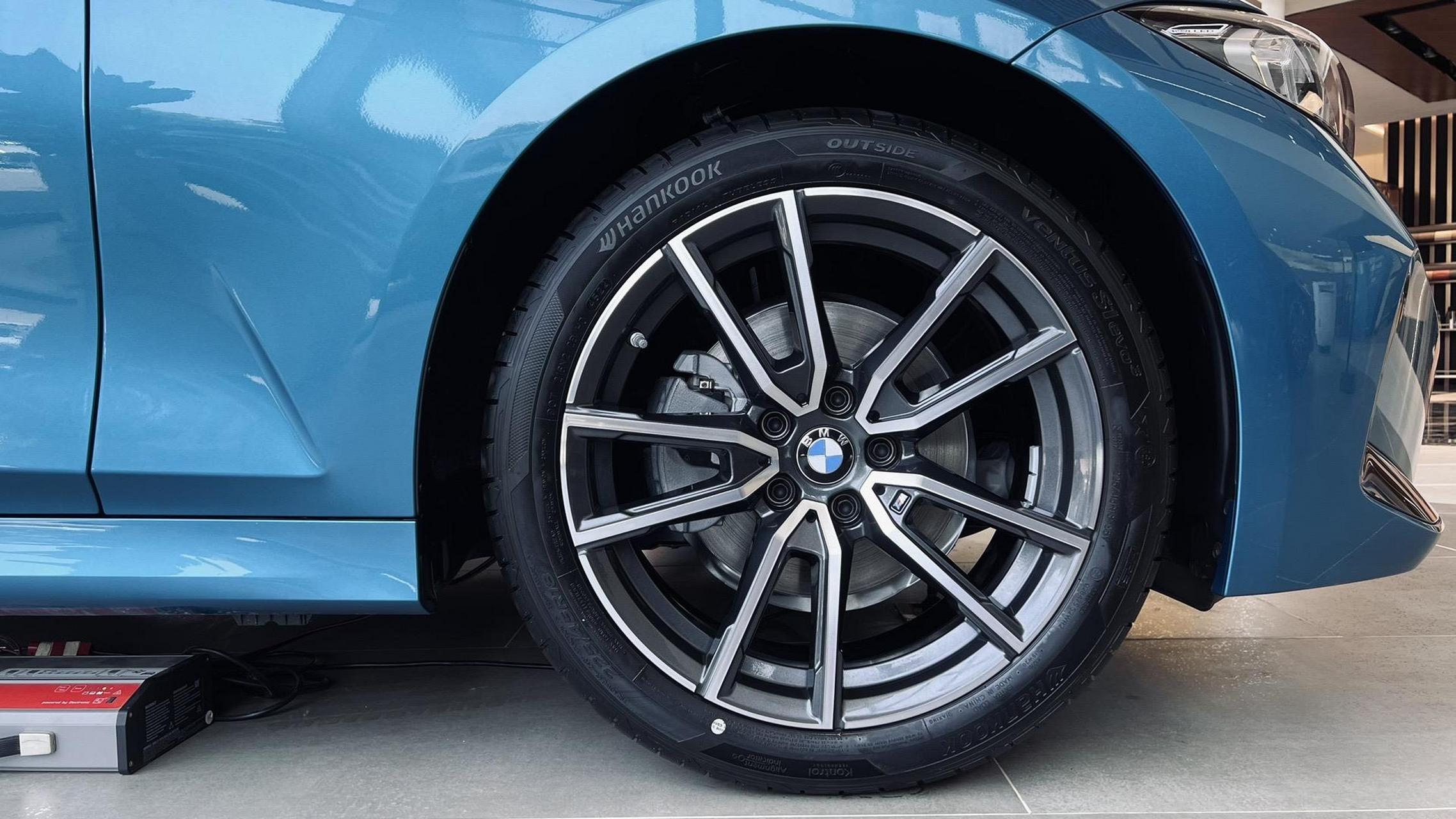 这个颜色叫海岸蓝,其实我也很喜欢之前的墨尔本红和曜目金,这几款车漆