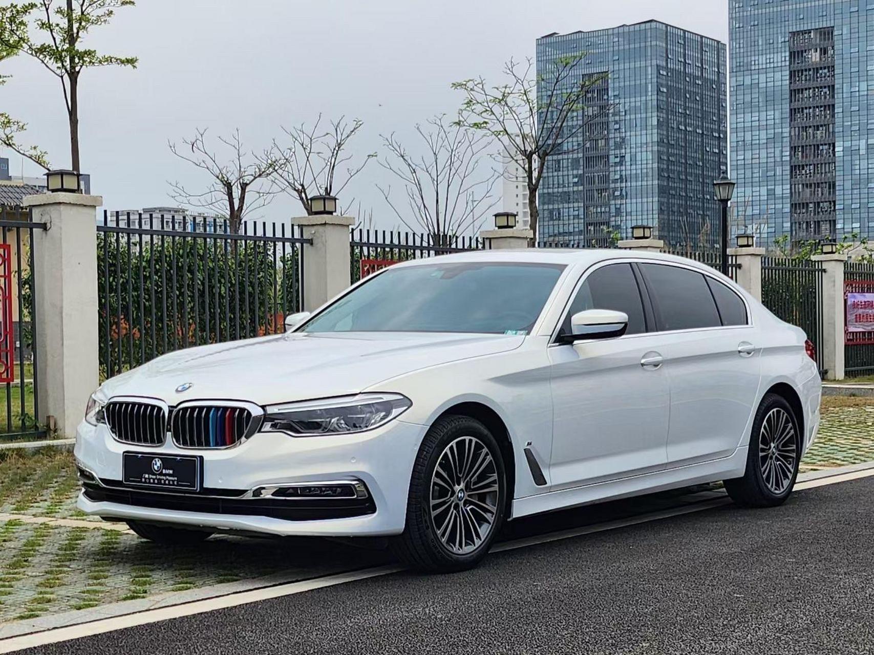 宝马5系 530li尊享版,原厂香槟金,后面贴白膜,19年上牌,小跑了7.