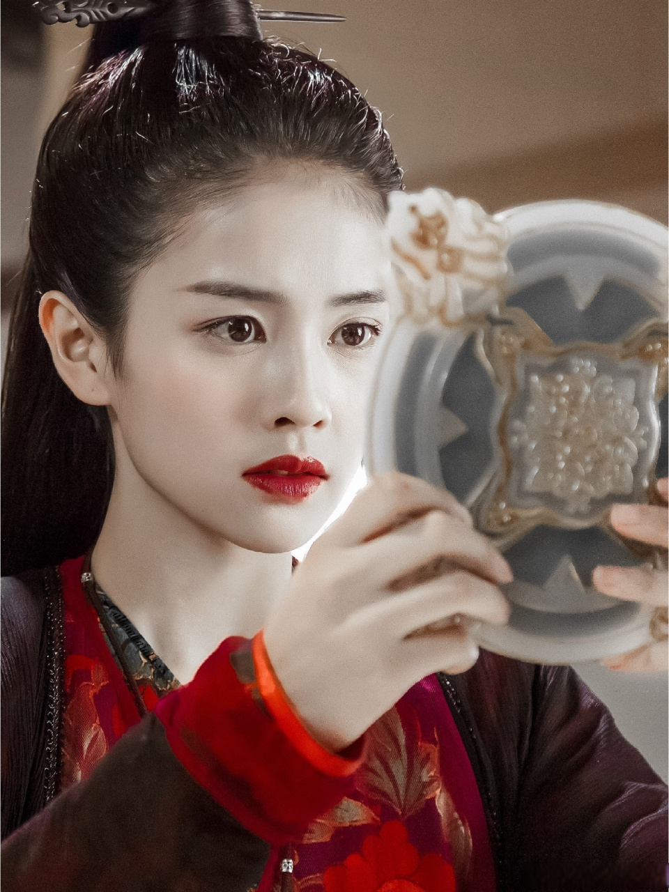 白鹿在《招摇》里的人设好带感,生而为魔的女魔头,行事嚣张但隐含正义