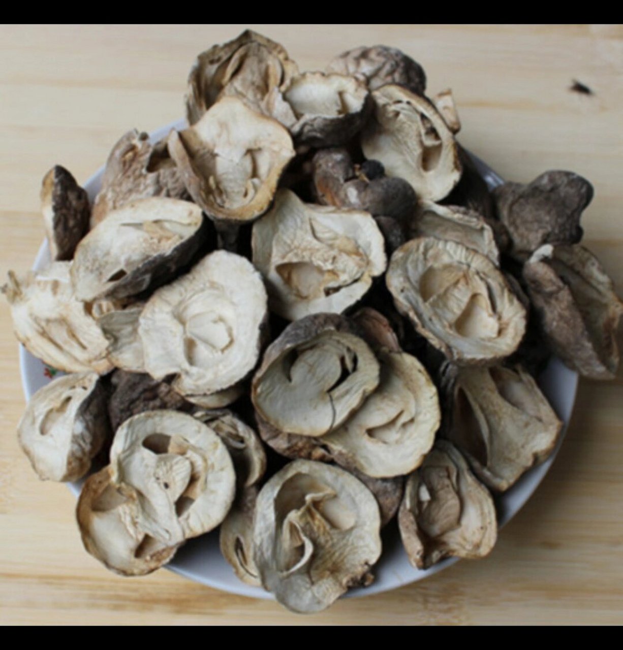 每日一菇,草菇 别名:稻草菇,秆菇,麻菇,包脚菇,兰花菇 草菇具有肉质