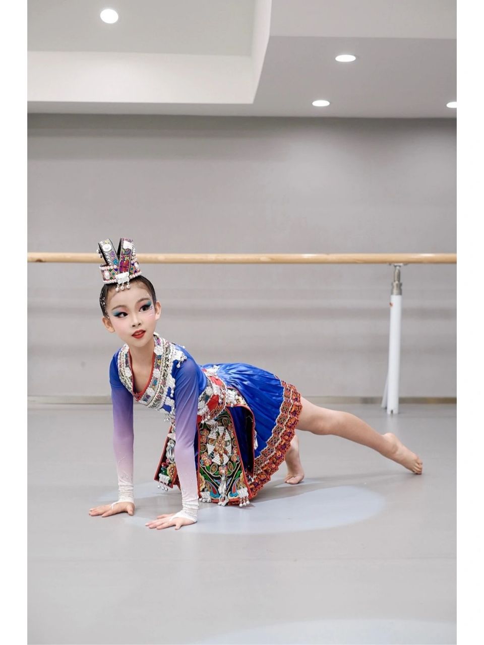 舞蹈妆容|少儿独舞苗族《银玲苗花》 花间彩蝶舞翩跹 缕缕清风拂笑脸