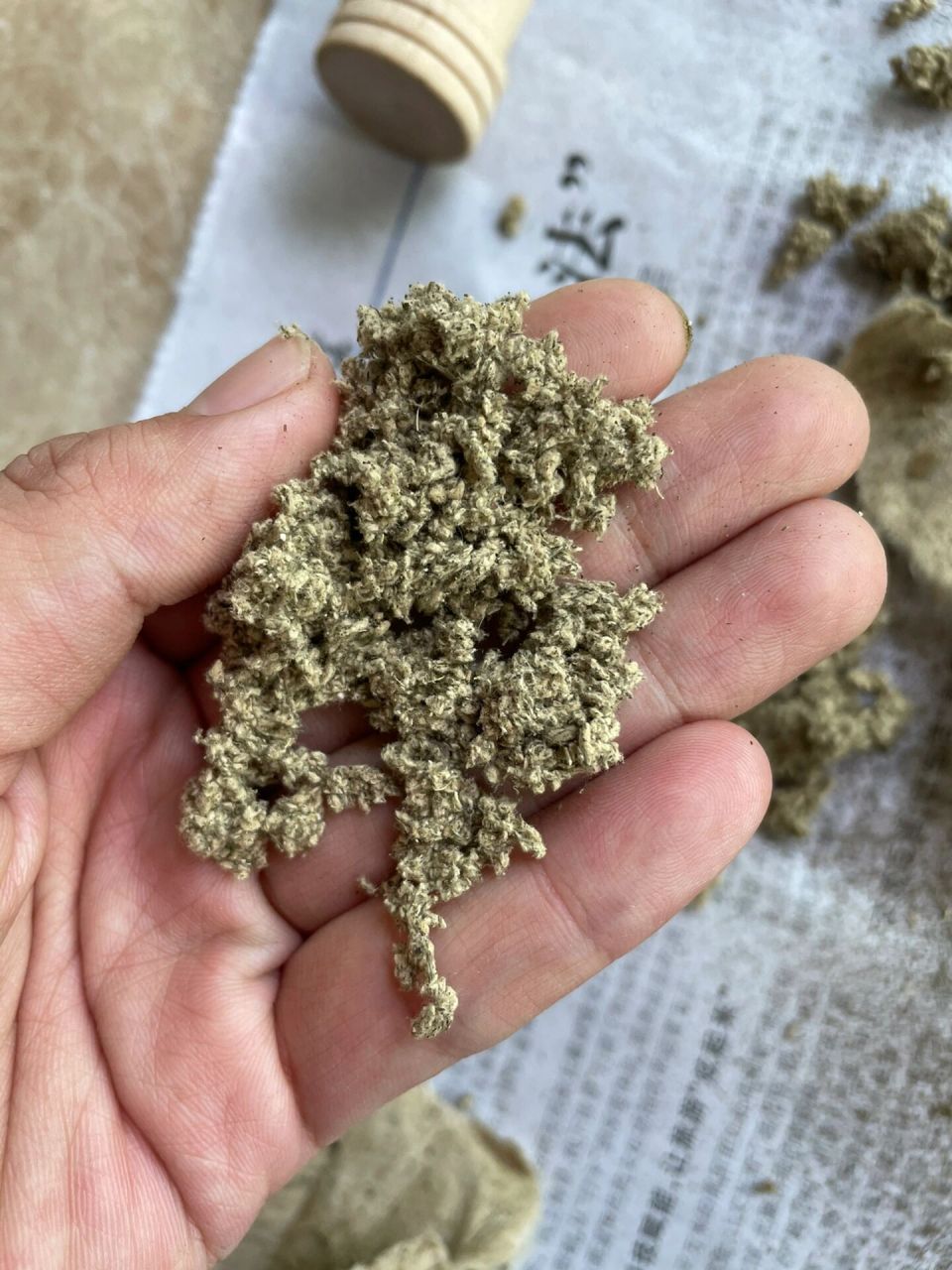 后来好奇心的驱使,自己索性拿家里的一袋陈艾叶