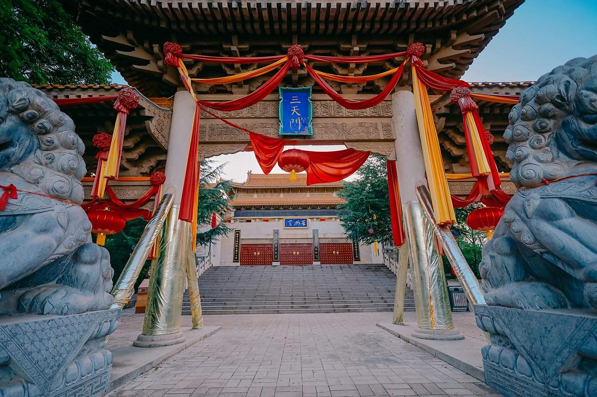 位于甘肃省平凉市泾川县城西一华里的回山之上,是西王母祖庙,也是西