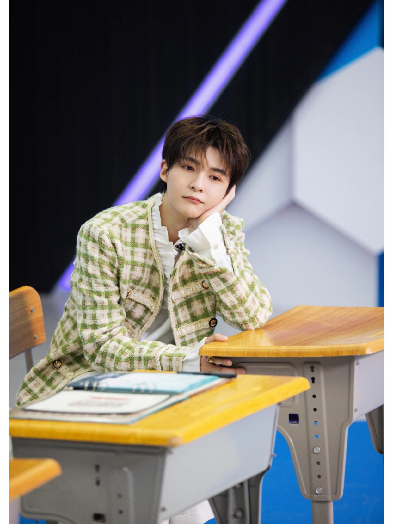 管栎 管栎,1994年1月16日出生于重庆市,中国内地男歌手,演员,男子演唱