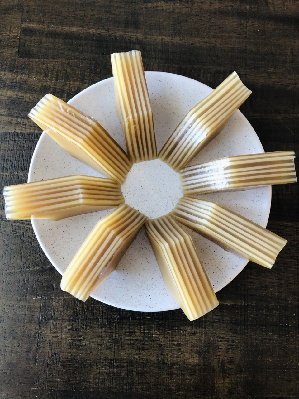 必学经典椰汁千层马蹄糕 准备材料: 洲星马蹄粉250g 平均分成两份