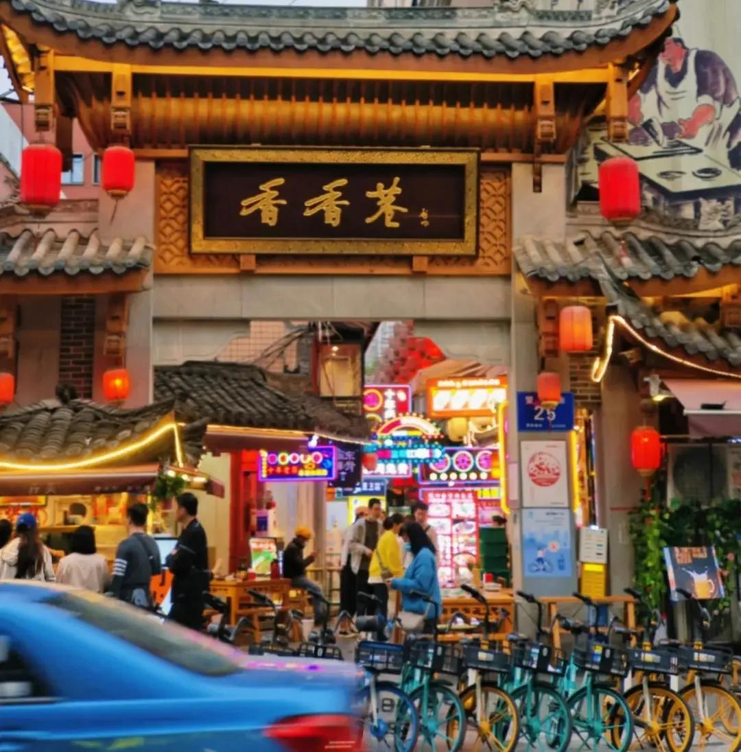 夏日生活打卡季成都望平街上的望平坊旅游休闲街区非常适合晚上游玩.