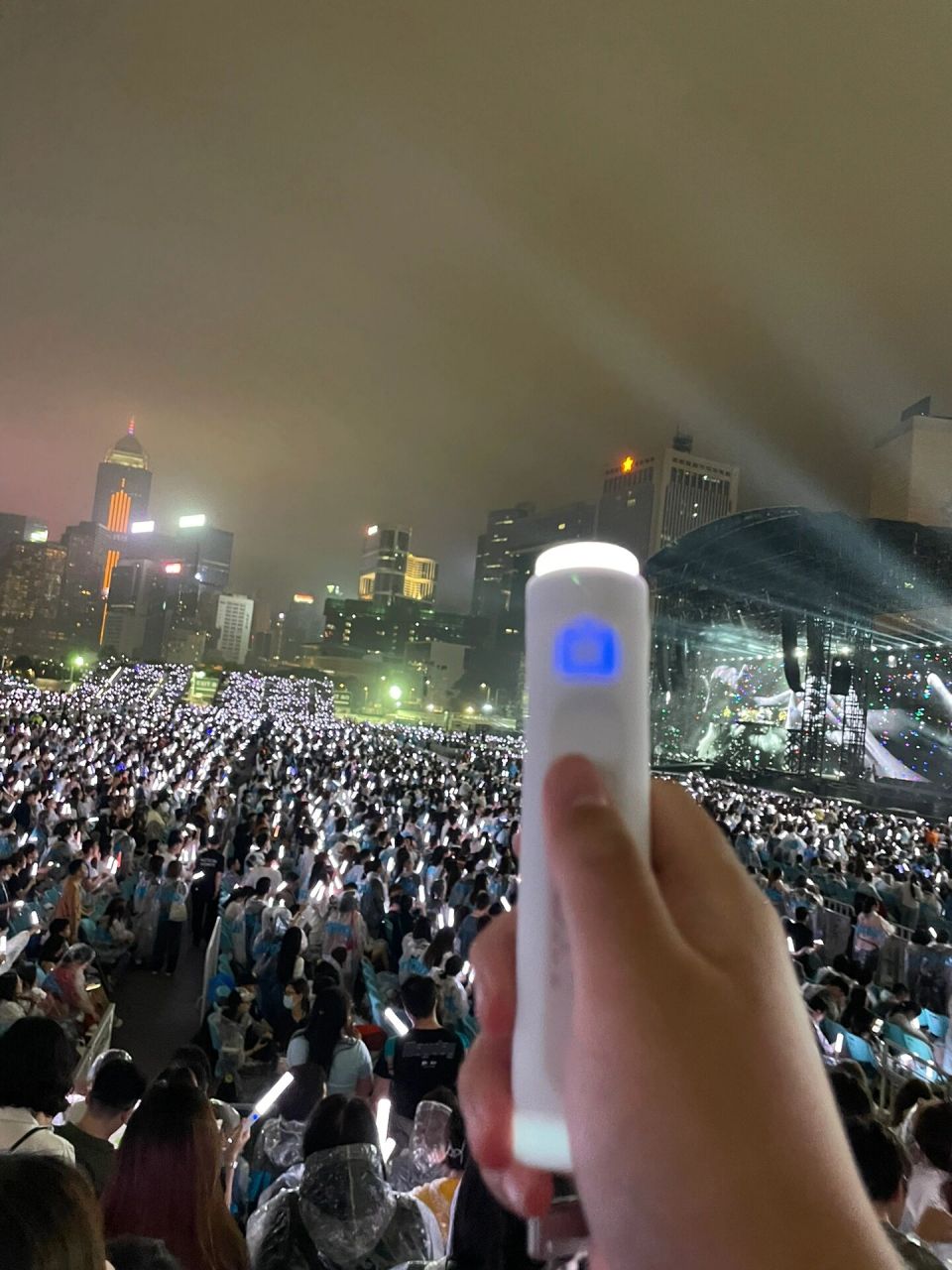 看五月天演唱会蹦迪把荧光棒甩断飞出去了… 4.
