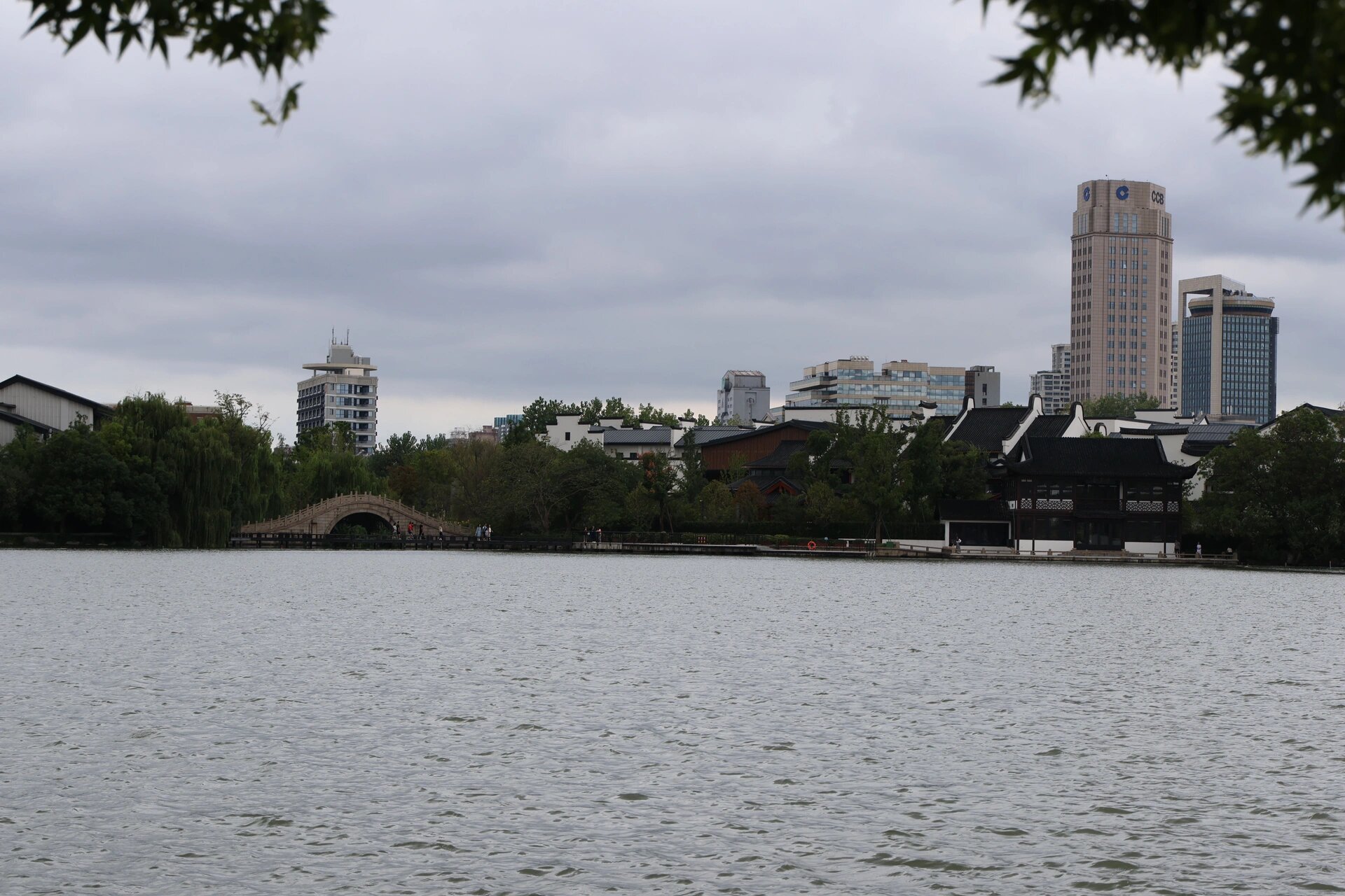 游玩嘉兴南湖湖心岛烟雨楼观感 坐船环南湖一圈,到湖中央的湖心岛