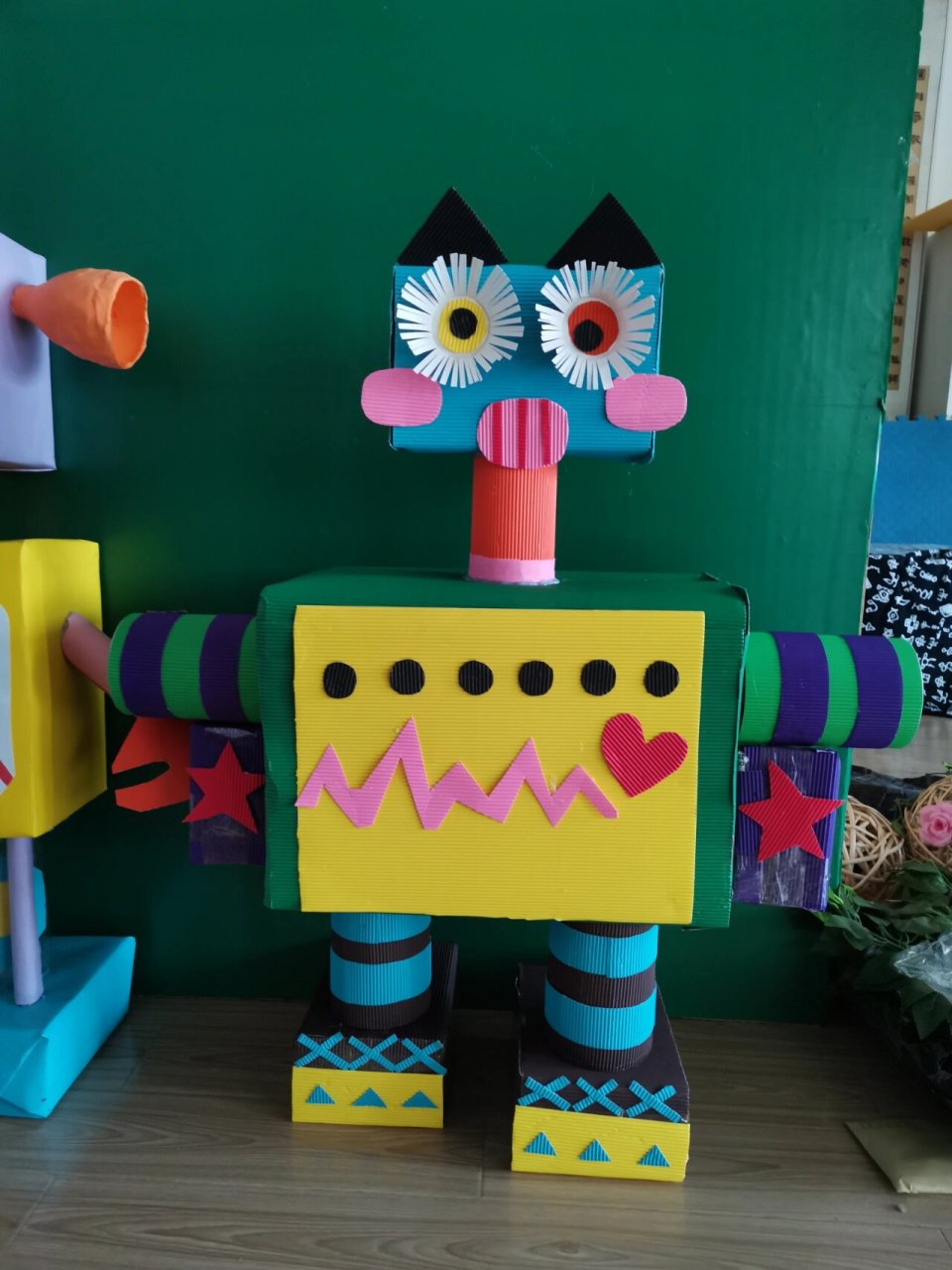 废纸盒包装包装华丽变身—机器人98 小朋友带的纸盒,奶粉罐等…摇身