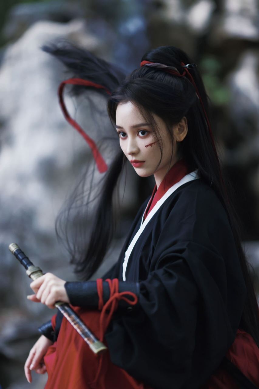 王一菲古风侠女战损写真