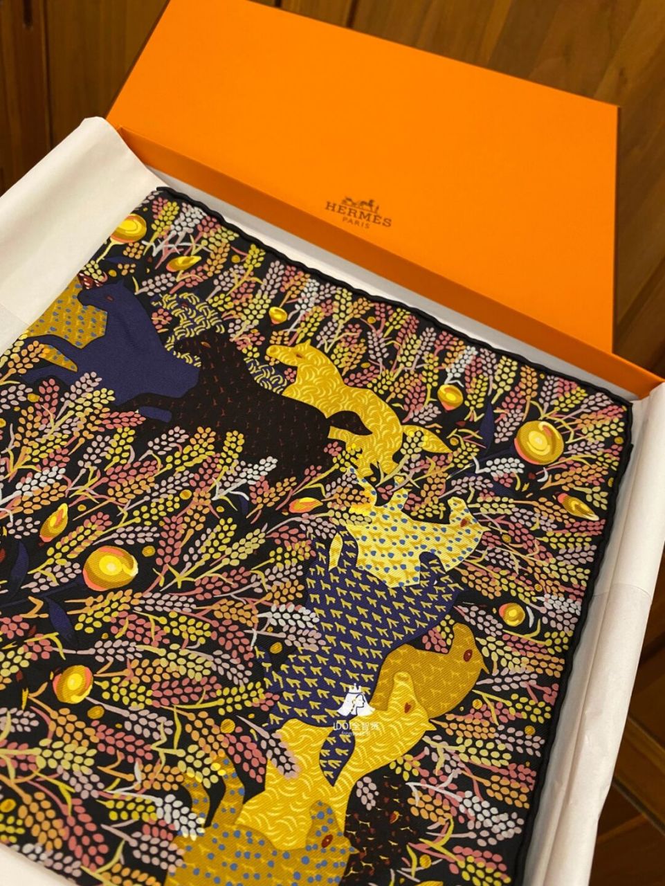 96爱马仕特殊工艺丝巾 珍藏款《马》 09这款丝巾属于一见钟情,但