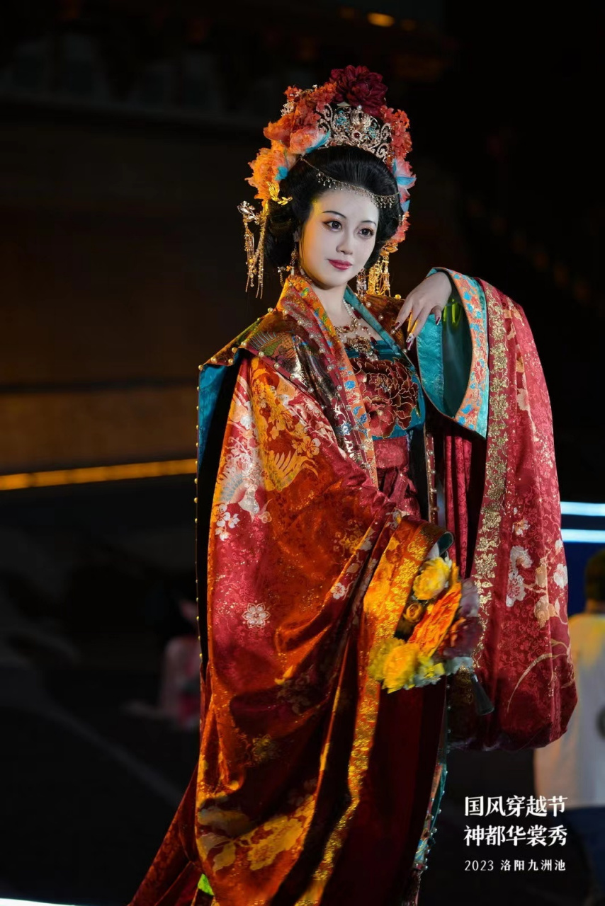 一日梦回千年神都##总要穿汉服去趟洛阳吧# 神都华裳秀"国风走秀岩照