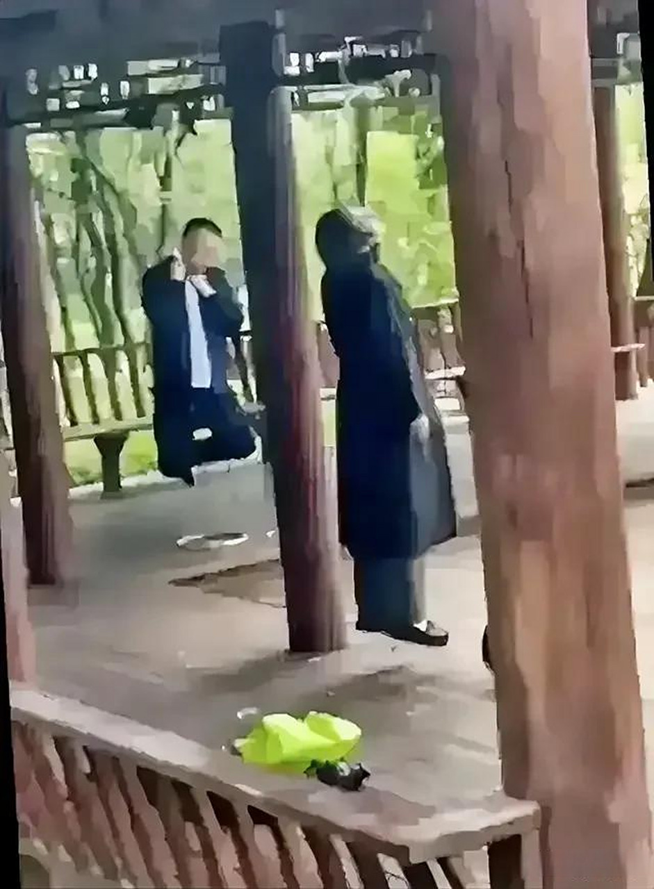 吉林白山一公园内一男一女上吊身亡 一路走好!愿悲剧不再重演.