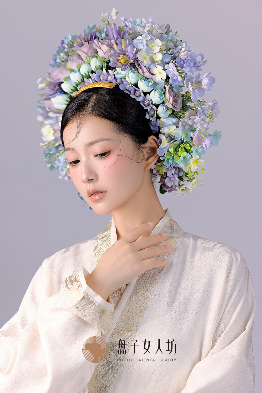 盘子女人坊超话   "气若幽兰,华容婀娜" 当古典簪花围与明制风情交融