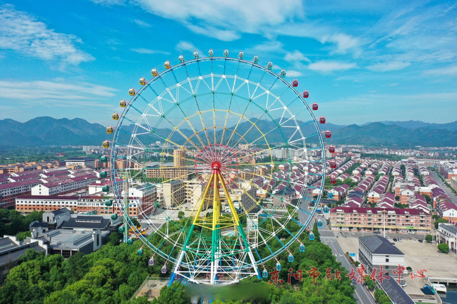 这村超有料# #网络文明在东阳# #花园很有料# 【和美乡村 风景如弧靠