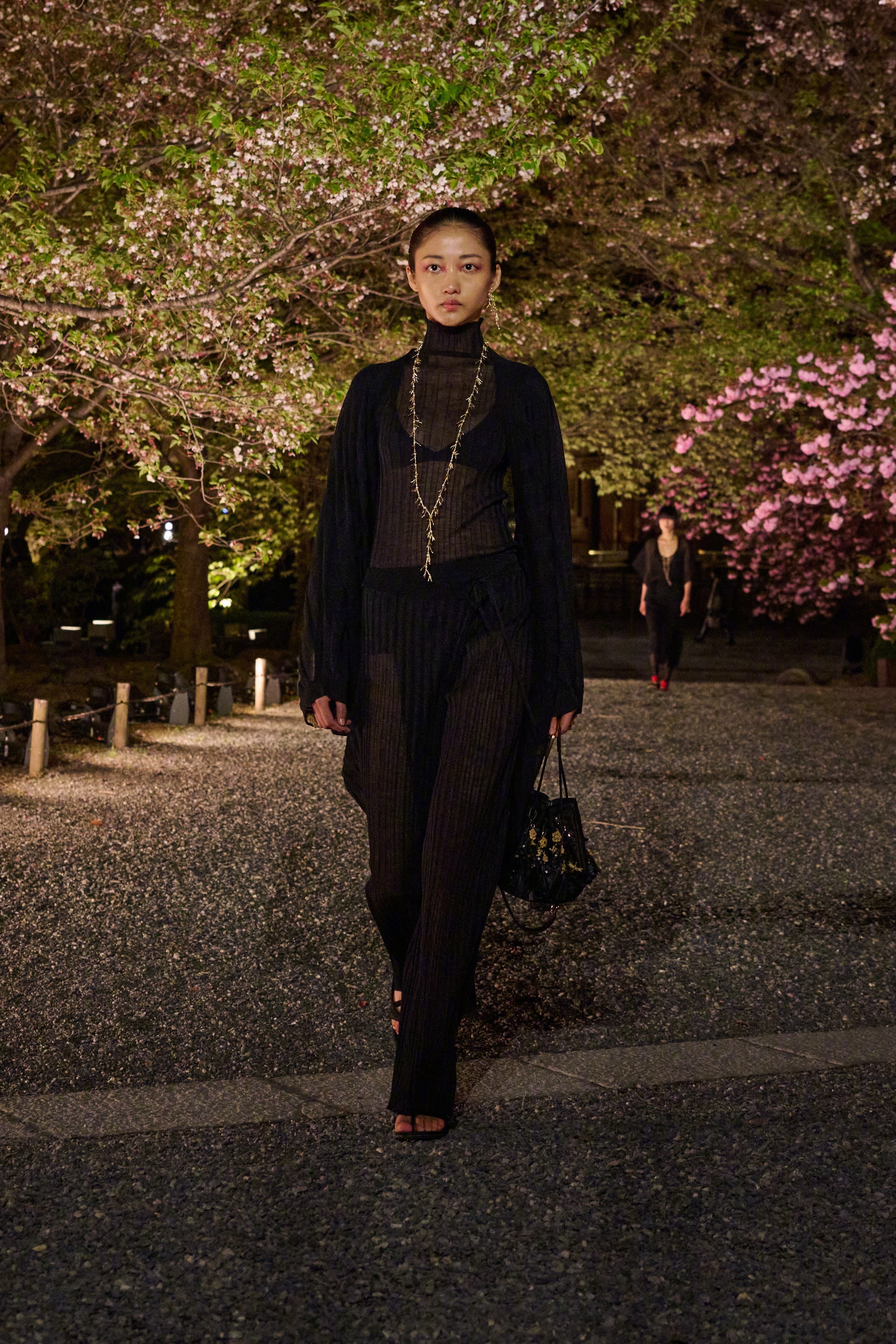 芭莎带你看时装周# 服饰与身体的关系,恰如建筑与其内部空间