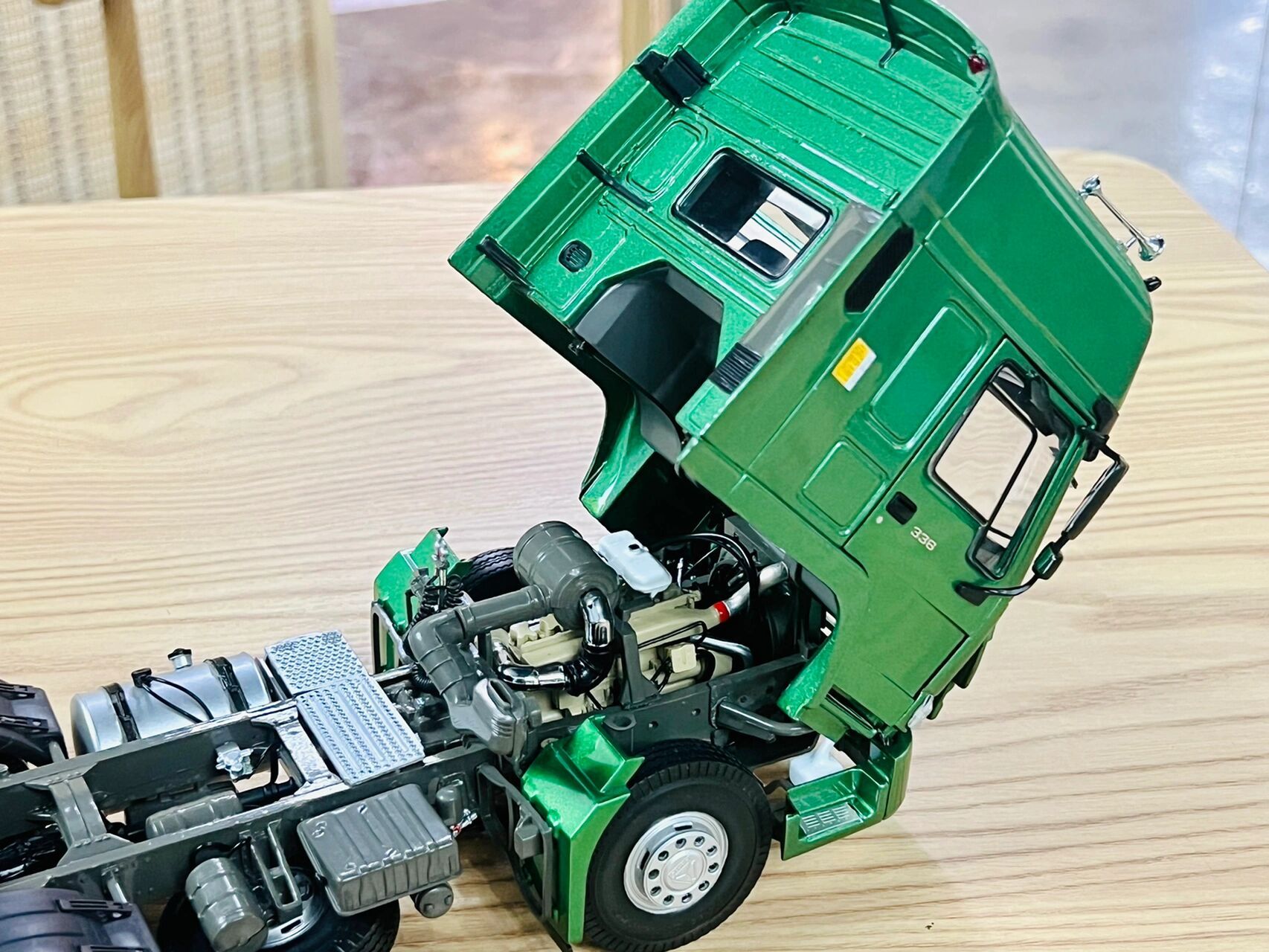 这个也算是一代经典车型了,中国重汽豪沃336卡车模型,早期的1/24卡车