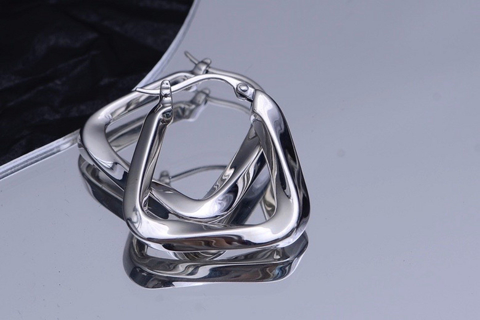 bottega veneta 几何耳环 bv几何耳环 这个款好看,old woman会佩戴的