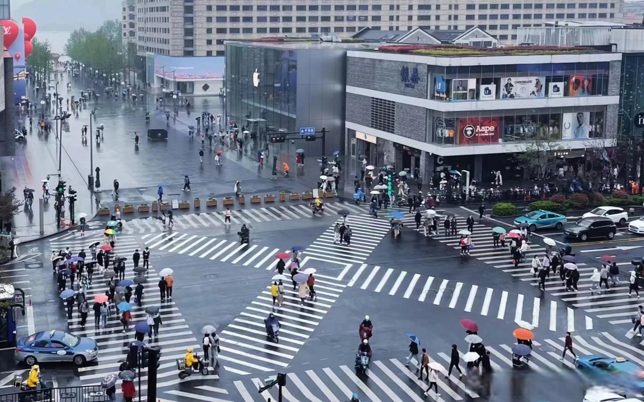 杭州湖滨银泰十字路口为啥不建过街天桥呢?