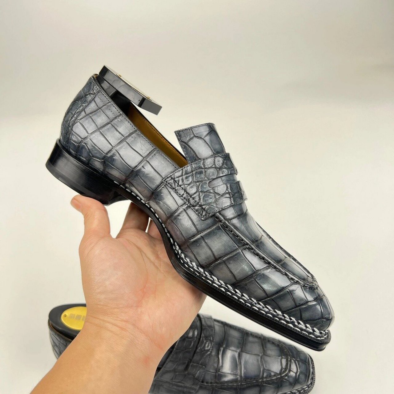 选择琴底手工皮鞋的几个你不知道的好处 穿琴底手工皮鞋有以下几点